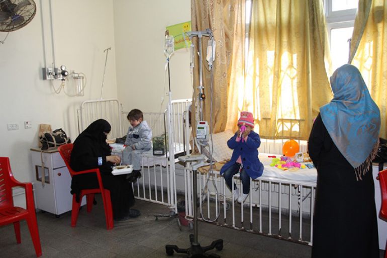 طفلان في أحد غرف مرضى السرطان ويتلقان العلاج في مستشفى عبد العزيز الرنتيسي للاطفال