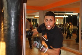 الشاب الفلسطيني إسلام رشيد يوفق بين الملاكمة والدراسة الجامعية ومهنة الحلاقة
