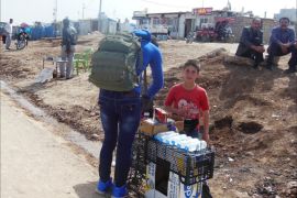 طفل سوري يبيع السجائر في مخيم دوميز
