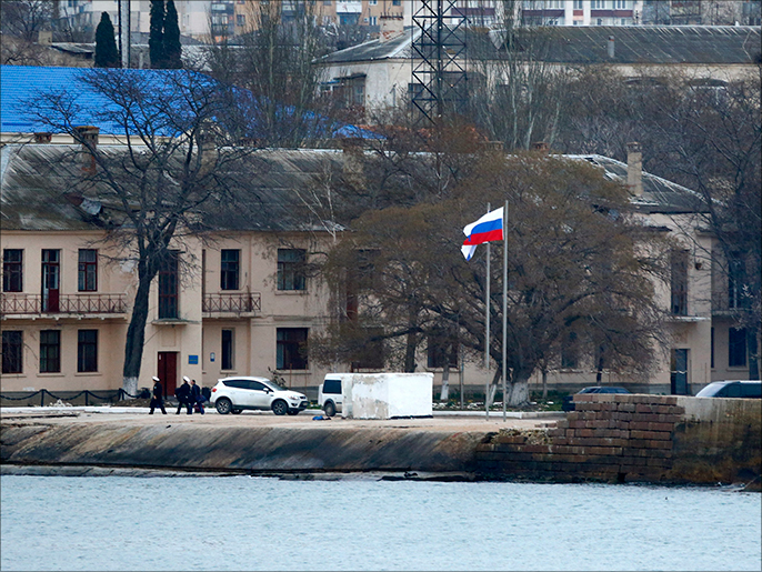 العلم الروسي يرفرف في القاعدة البحرية لمدينة سيفاستوبول (رويترز)