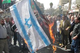 احراق علم اسرائيل في مسيرة الجمعة الماضية بمدينة اربد شمال الملكة