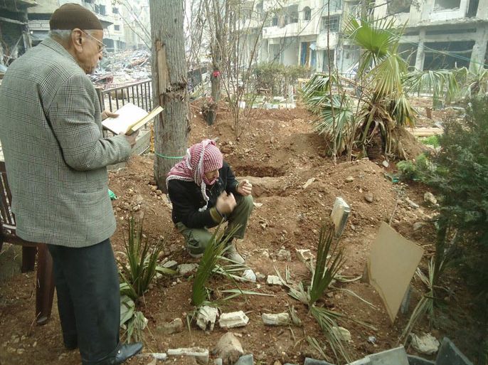 حدائق حي جورة الشياح في حمص تحولت إلى مدافن للقتلى جراء قصف النظام - الجزيرة نت