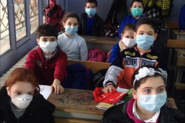 صورة لأطفال في أحدى مدارس حماة يضعون الكمامات خوفاً من انتقال العدوى بالمرض