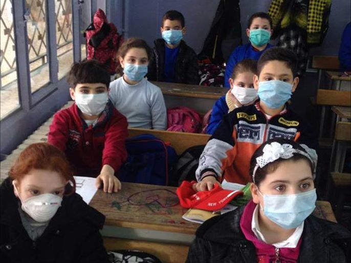 صورة لأطفال في أحدى مدارس حماة يضعون الكمامات خوفاً من انتقال العدوى بالمرض