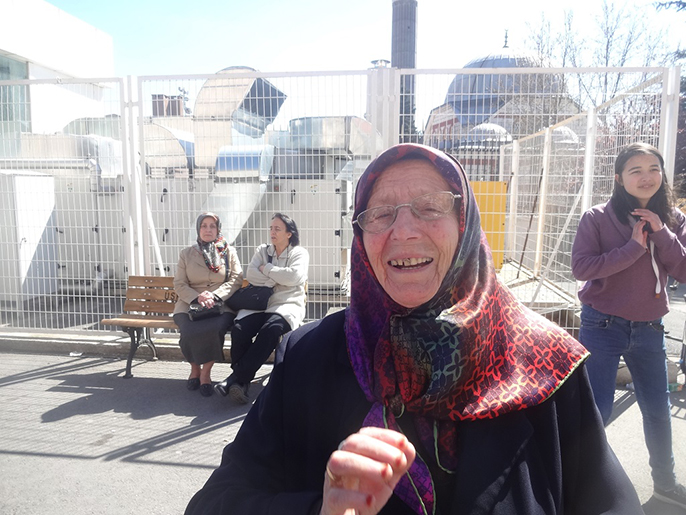 الحاجة غل زار كرو (83 عاما) أدلت بصوتها أداء لواجب وطني (الجزيرة)