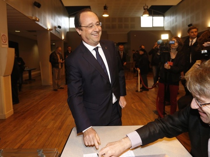 French president Francois Hollande casts his ballot for the municipal elections at a polling station in Tulle, center of France, Sunday, March 23, 2014. The first round of municipal elections in France has far right candidates hoping for a strong showing, which could give them a grass roots base upon which to grow nationally. It's also seen as a test of the resiliency of France's governing Socialists, who swept to victory six years ago. (AP Photo/Guillaume Horcajuelo, Pool)