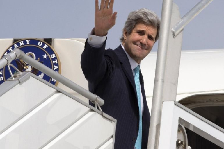U.S. Secretary of State John Kerry waves before his flight leaving Paris, March 31, 2014. Kerry broke from his travel schedule for the second time in a week to rush back to the Middle East on Monday to try to salvage Israeli-Palestinian peace talks. The U.S.-brokered negotiations faced a crisis at the weekend when Israel, saying it was seeking a Palestinian commitment to continue negotiations beyond an end-April deadline, failed to press ahead with a promised release of Palestinian prisoners. REUTERS/Jacquelyn Martin/Pool (FRANCE - Tags: POLITICS)