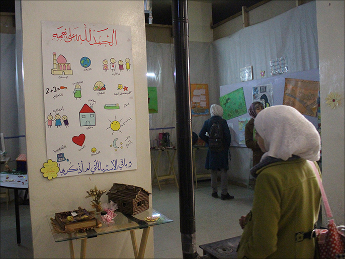 الأطفال السوريون يعبرون عن أفكارهم في رسوماتهم (الجزيرة)