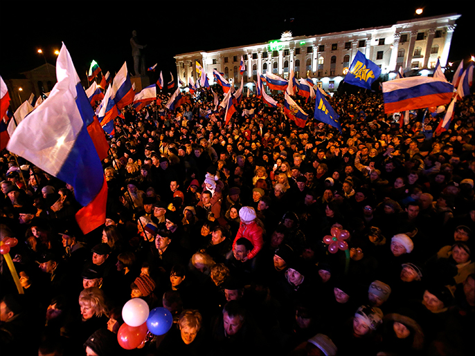 مؤيدون لانضمام القرم لروسيا في تجمع وسط العاصمة سمفيروبول (رويترز)