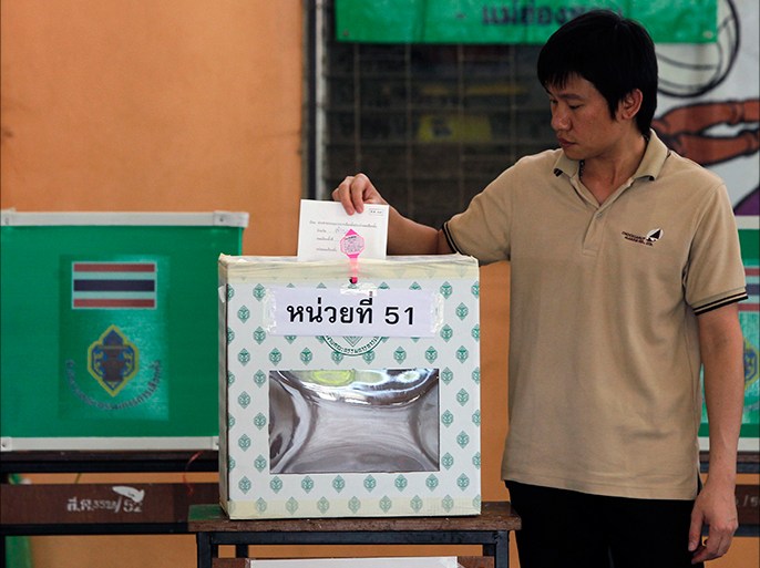 A man casts his ballot at a polling station in Samut Sakhon province, on the outskirts of Bangkok March 2, 2014. Thailand was holding re-run elections on Sunday in five provinces where voting was disrupted in last month's poll by anti-government protesters trying to unseat Prime Minister Yingluck Shinawatra and officials said all was going smoothly. REUTERS/Chaiwat Subprasom (THAILAND - Tags: POLITICS ELECTIONS)
