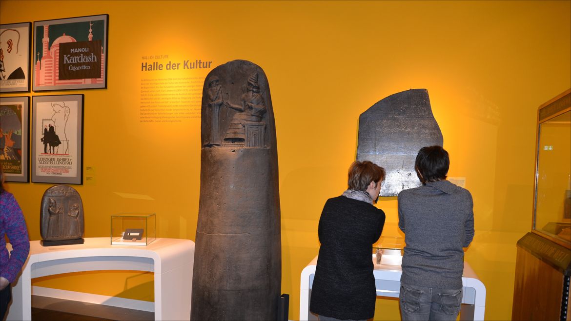نقوشات أثرية من عصري حمورابي بالعراق والفراعنة المصريين بمتحف لايبزيغ للكتاب بألمانيا.