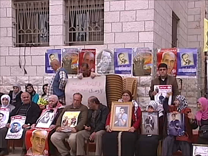 ‪الفلسطينيون يطالبون بالإفراج عن جميع أسراهم في سجون الاحتلال‬ (الجزيرة-أرشيف)