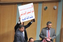 احد النواب يرفع لافتة تطالب بطرد السفير الاسرائيلي من عمان
