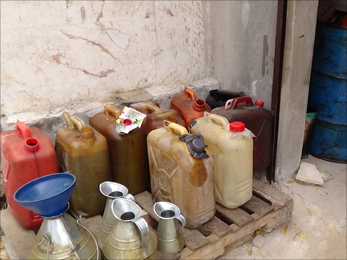 أسعار خيالية للوقود بمخيم اليرموك (الجزيرة)