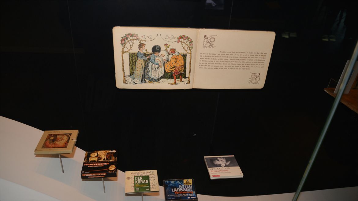 نسخة مسموعة من القرآن الكريم ضمن نسخ من الكتب الرقمية بمتحف لايبزيغ للكتاب بألمانيا. الجزيرة نت