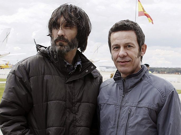 El Mundo correspondent Javier Espinosa (R) and freelance photographer Ricardo Garcia Vilanova arrive at the military airbase in Torrejon de Ardoz, near Madrid, on March 30, 2014. Two Spanish journalists taken hostage in Syria by an Al-Qaeda-linked group walked free after six months in captivity and were heading back to Spain today, their friends and colleagues said. AFP