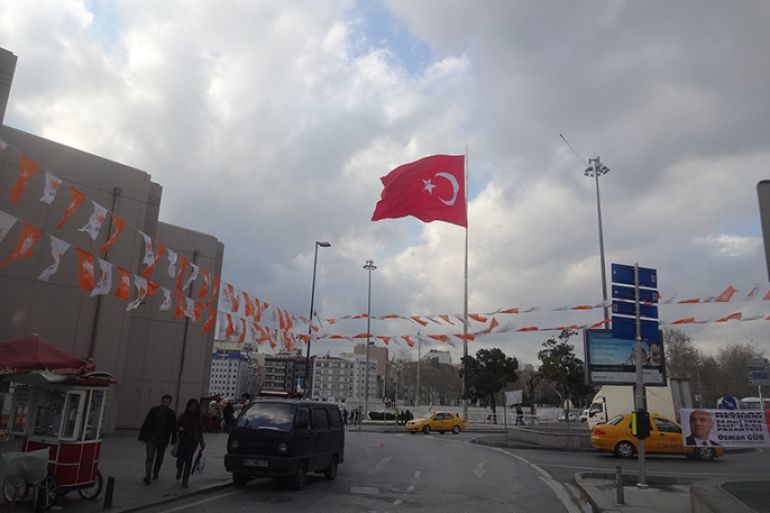 الحملات الانتخابية لبلديات تركيا وصلت إلى الشوارع على مشارف ميدان تقسيم في اسطنبول ولكنها غابت عن الميدان