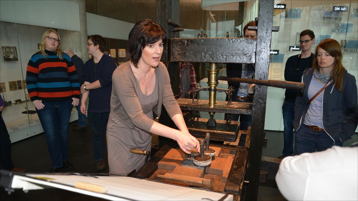 أول مطبعة أخترعها عام 1447يوهان غوتنبرغ مطور علم الطباعة بمتحف الكتاب بلايبزيغ بألمانيا.