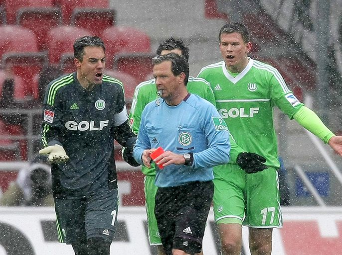 epa03597155 Referee Peter Sippel (C) shows Wolfsburg's Alexander Madlung (R) the red card while Wolfsburg's goalkeeper Diego Benaglio (L) and Marcel Schaefer (COVERED) try to intervene during the Bundesliga soccer match between FSV Mainz 05 and VfL Wolfsburg at Coface Arena in Mainz, Germany, 23 February 2013.