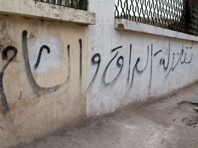 شعارات وعبارات مناهضة لداعش على جدران المباني في حلب