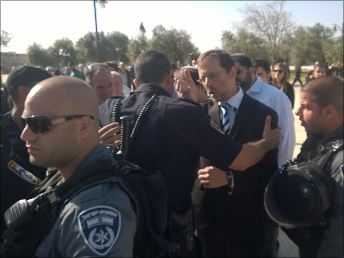 ‪نائب رئيس الكنيست موشيه فيجلن أخرج من الأقصى في حماية الشرطة‬ (الجزيرة نت)
