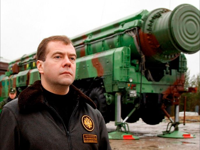 epa01518285 Russian President and Supreme Commander Dmitry Medvedev inspects the RS-12M Topol (SS-25) ballistic missile before the launch at Plesetsk cosmodrome, Russia, 12 October 2008