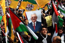 Palestinian Fatah supporters hold Palestine flags and posters of Palestinian President Mahmoud Abbas during a support rally in West Bank City of Nablus, 17 March 2014. Thousands of Palestinians in several cities in the West Bank demonstrated in support of President Mahmoud Abbas, Abbas will meet US President Barack Obama to discuss the crisis in peace talks with Israel ahead of a looming April deadline.