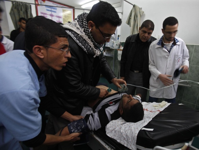 أحد جرحى الغارات الإسرائيلية الجديدة يتلقى العلاج في المستشفى(رويترز)