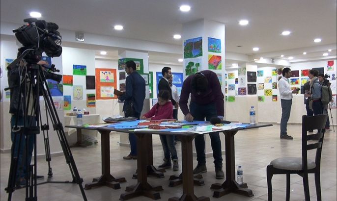 "أريد وطني" معرض يروي الحكاية بعيون أطفال سوريين