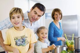 تعاون أفراد الأسرة في الطهي وتحضير المائدة يدعم الشعور بالانتماء