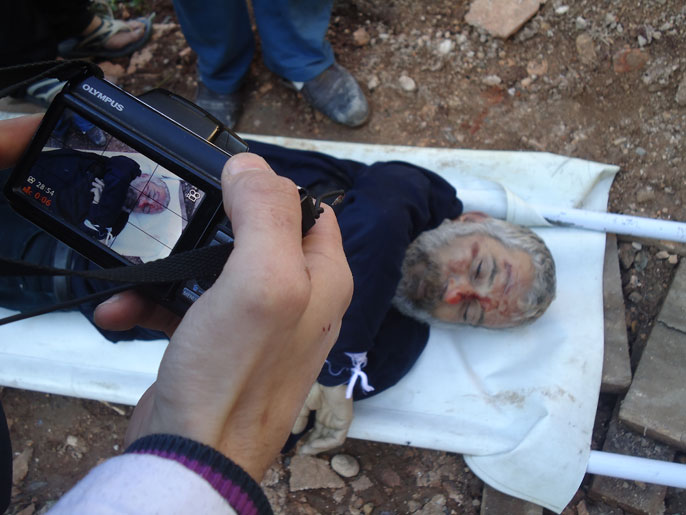 ‪أحد القتلى الذين دفنوا في حديقة بحي جورة الشياح‬ (الجزيرة)
