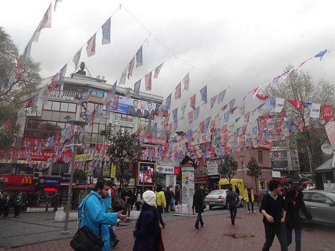 ‪‬ الأعلام واللافتات والصور تملأ كل زاويةمن شوارع إسطنبول(الجزيرة نت)