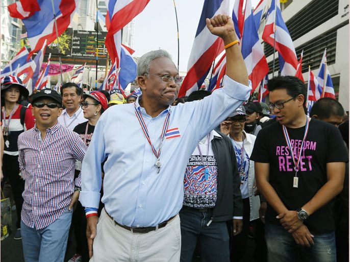 epa04105715 Anti-government protest leader Suthep Thaugsuban (C) greets his supporters as they retreat from intersections, in Bangkok, Thailand, 02 March 2014. Anti-government protesters will end their occupation of four key intersections in Bangkok over the weekend in the wake of increasing violence. Thai protest leader Suthep Thaugsuban said they will re-open the streets to traffic in central Bangkok by 03 March 2014, reports said. The demonstrators have been occupying key areas in Bangkok for the past four months to try to topple the government of caretaker Prime Minister Yingluck Shinawatra and rid the political system of the influence of her elder brother, fugitive former prime minister Thaksin Shinawatra. EPA/NARONG SANGNAK