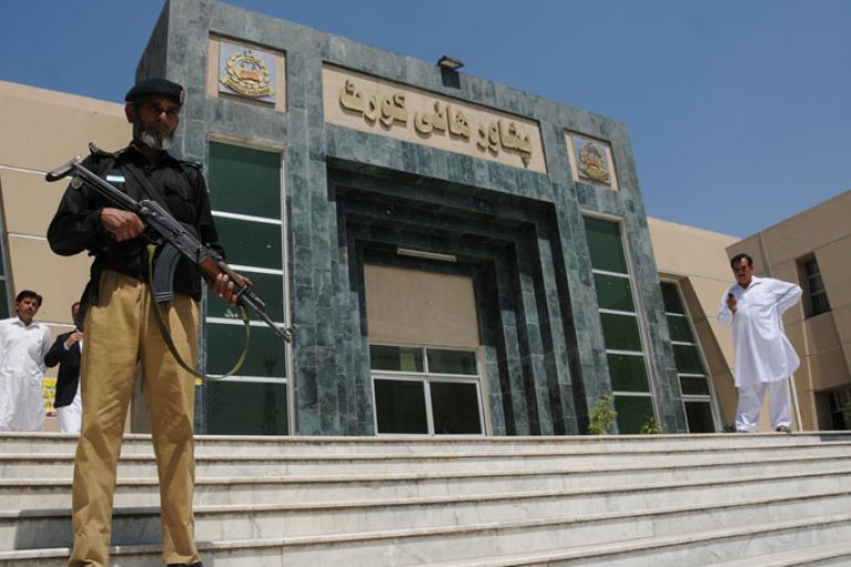 epa03684771 A Police stands guard outside the Peshawar High Court where the court adjounred the hearing into the case of Dr. Shakil Afridi, accused of running a fake vaccination campaign to get DNA of Al-Qaeda chief Osama bin Laden, on behest of United States Central Intelligence Agency (CIA), in Peshawar, Pakistan, 02 May 2013. Dr. Shakil Afridi had appealed to Peshawar High Court against the decision of a tribal court that had convicted him for involvement in anti-state activities and sentenced to 33 years. EPA/BILAWAL ARBAB