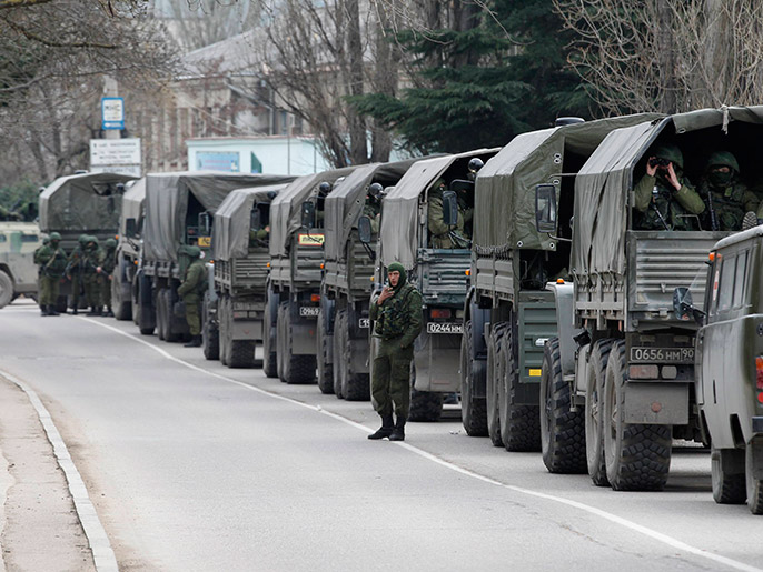 عربات عسكرية روسية وضعت بحالة تأهب بالقرم الأوكرانية (رويترز)