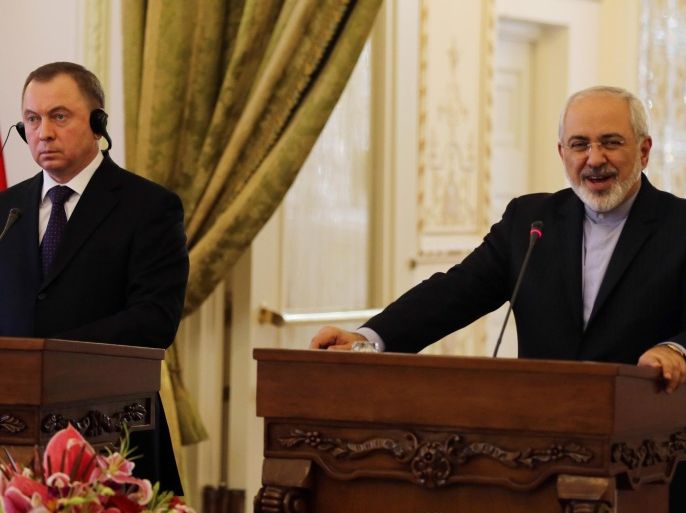 Iranian Foreign Minister Mohammad Javad Zarif (R) gives a joint press conference with his Belorussian counterpart Vladimir Makei (L) in Tehran on March 16, 2014. AFP PHOTO/ATTA KENARE