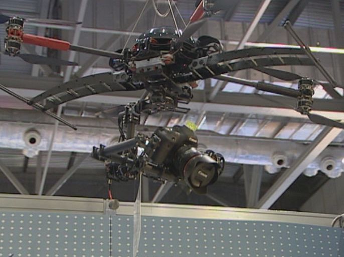 كاميرا مثبتة بطائرة من دون طيار خلال معرض لندن لأحدث تقنيات التلفزيون والكاميرات