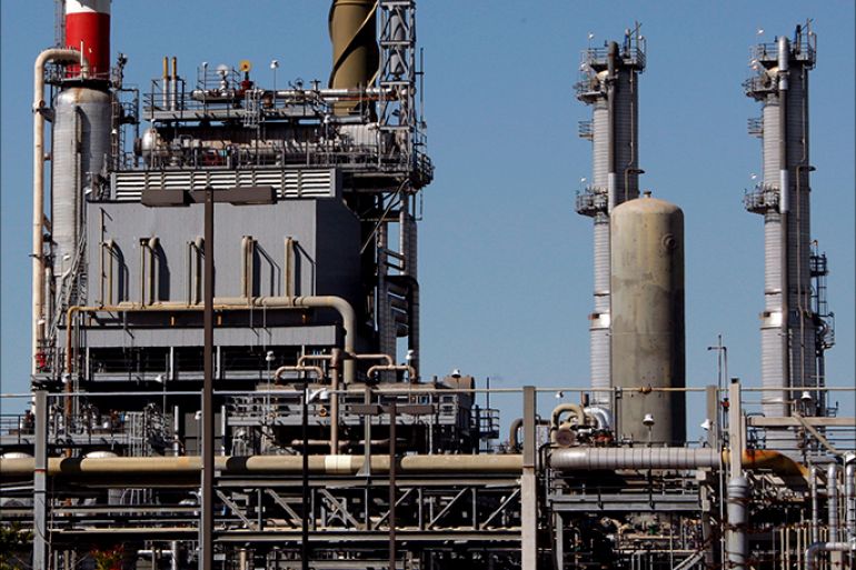 epa01315059 (FILE) A file photograph showing the BP Carson Oil Refinery in Carson, California, USA, 03 March 2008