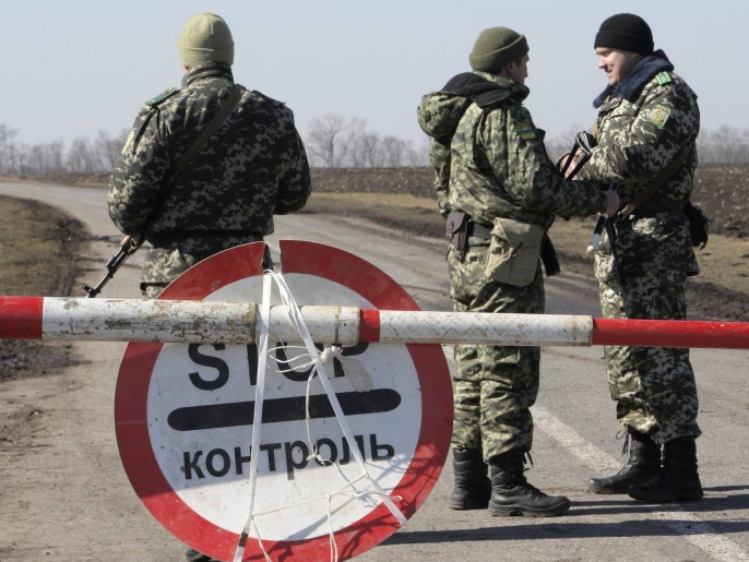 القوات الأوكرانية استنفرت جهودها على الحدود مع روسيا(رويترز)