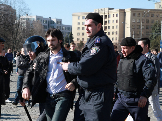 شرطة خاركيف تبعد أحد المتظاهرين من ميدان اليورو (الجزيرة نت)