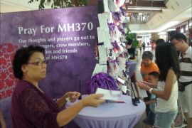 مواطنون ماليزيون يعبرون عن تضامنهم مع الطائرة الماليزية المفقودة في إحدى النقاط المخصصة لذلك في أحد المجمعات التجارية الكبرى بكوالالمبور.