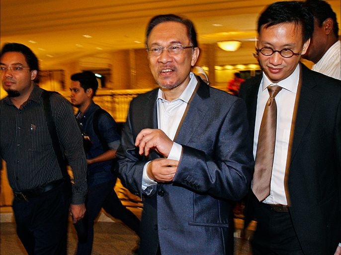 epa04111776 Malaysian Opposition leader Anwar Ibrahim (C) arrives at the Court House in Putrajaya, outside Kuala Lumpur, Malaysia, 06 March 2014. Anwar arrives as the Court of Appeal is to hear the Malaysian government's appeal against his sodomy trial acquittal. EPA/SHAMSHAHRIN SHAMSUDIN
