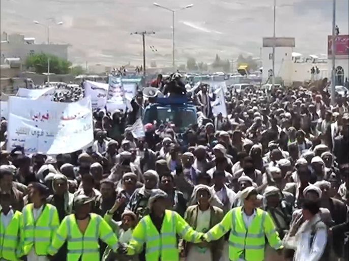 الحوثيين يدخلون مدينة عمران بالأسلحة في مظاهرة تطالب بإسقاط الحكومة