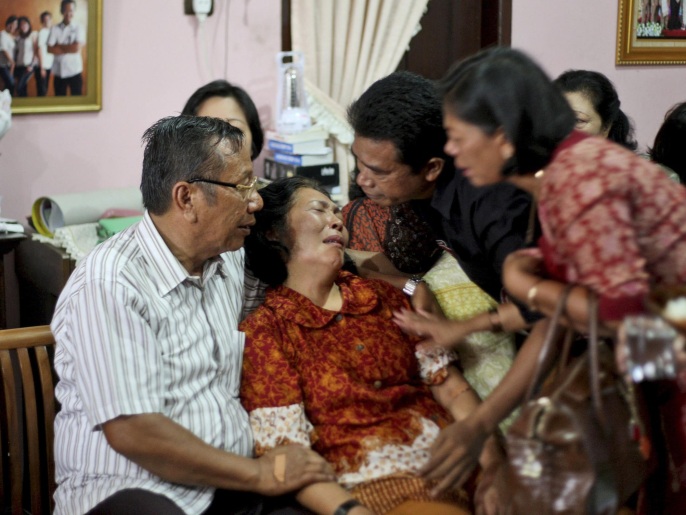 عائلة إندونيسية تبكي ابنا لها ضمن ركاب الطائرة المفقودة (أسوشيتد برس)