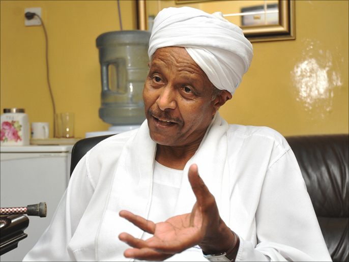 ‪الطيب قال إن القرار سيدفع رؤس الأموال لمغادرة السودان‬ (الجزيرة)