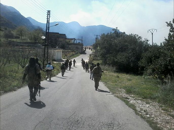 الثوار وهم يمشطون قرية السمرا قرب بلدة كسب