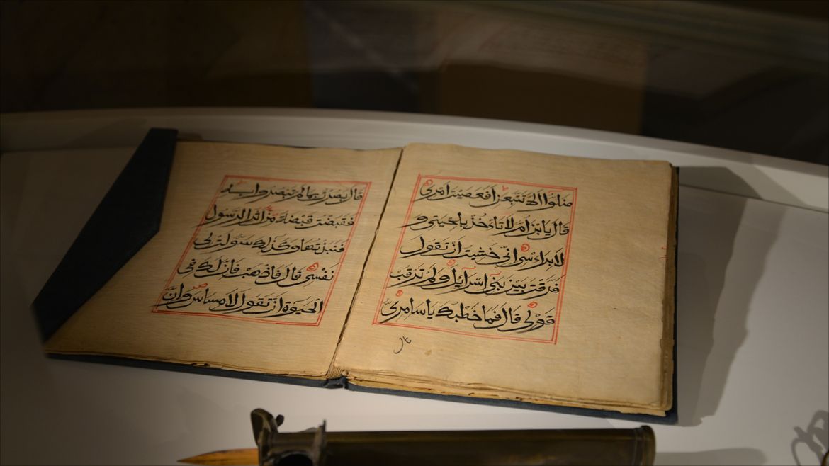 صفحات من القرآن الكريم وأدوات كتابتها من القرن السابع الهجري بمتحف الكتاب بلايبزيغ بألمانيا. الجزيرة نت