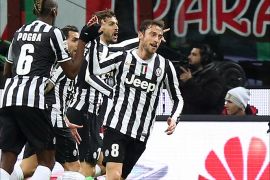epa04106636 Fernando Llorente of Juventus (3-L) celebrates after scoring the 0-1 lead during the Serie A soccer match between AC Milan and Juventus at the Giuseppe Meazza stadium in Milan, Italy, 02 March 2014