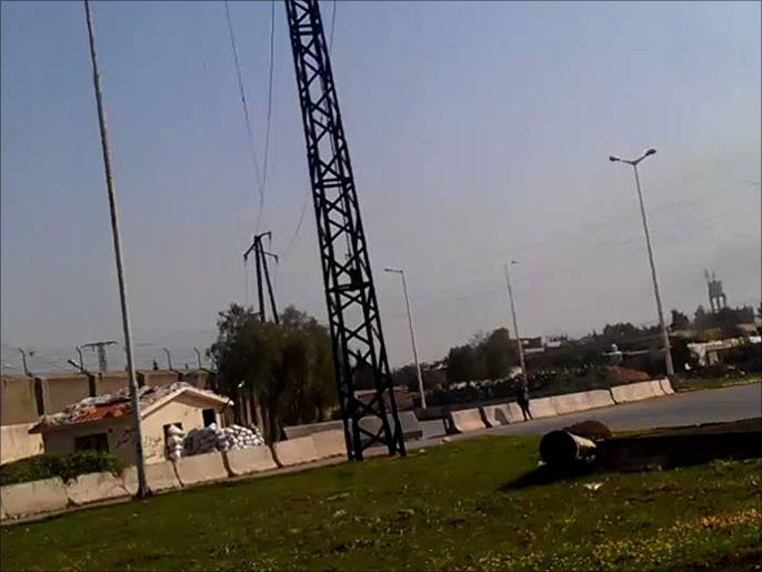 ‪حاجز سجن حماة المركزي قرب حي القصور‬ (الجزيرة)