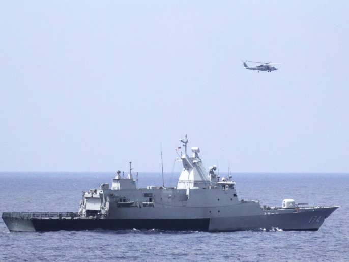 بارجة ماليزية ومروحية أميركية في خليج تايلاند بحثا عن الطائرة المفقودة (رويترز)